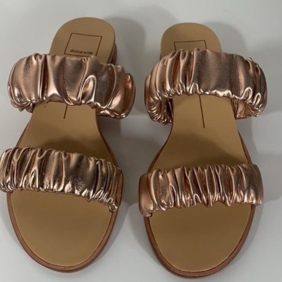 Dolce Vita Shoes - Women’s Dolce Vita rose gold metallic sandals size 9
